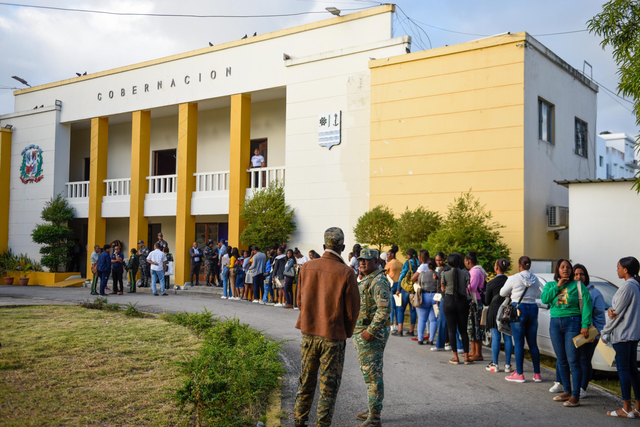 Gran afluencia de jóvenes en convocatoria para pertenecer a la Policía Auxiliar en la zona Este del país