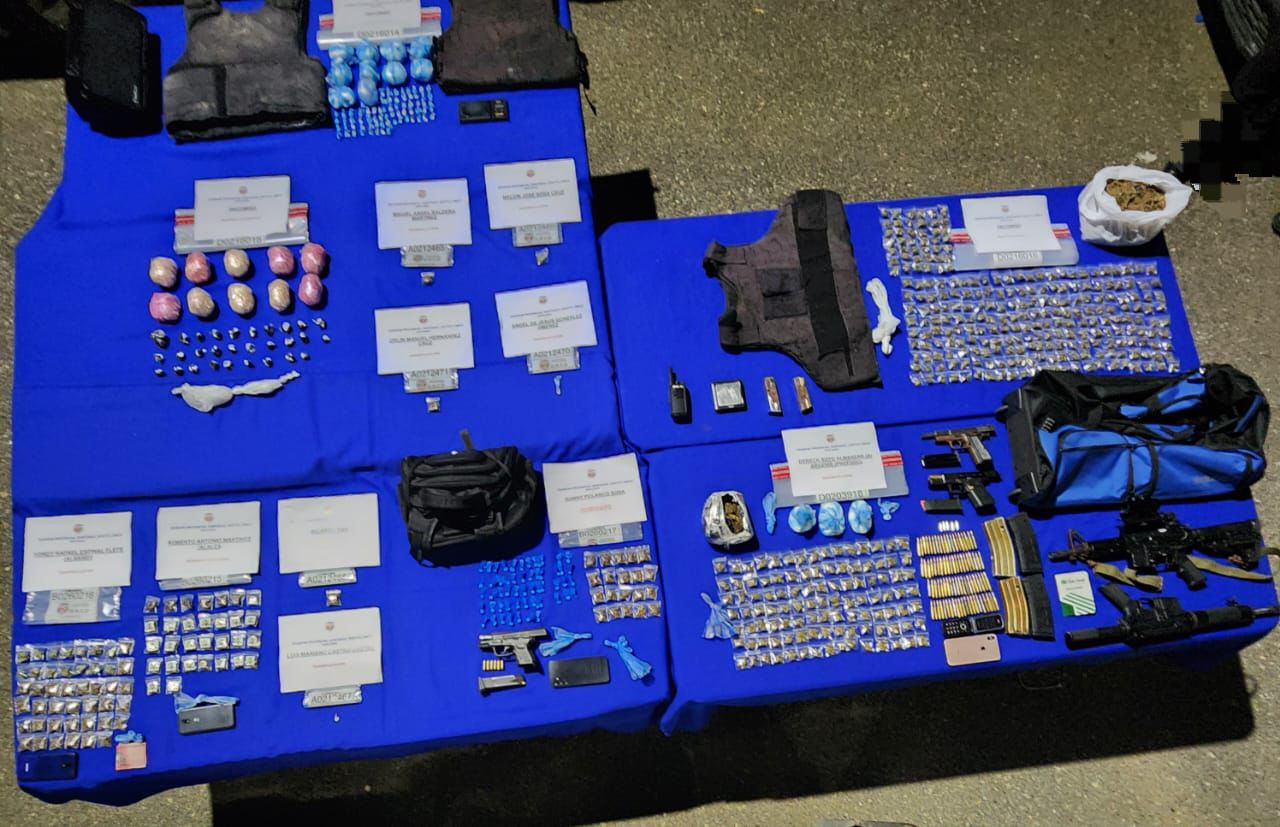 SANTIAGO: Autoridades ocupan drogas y un arsenal de armas