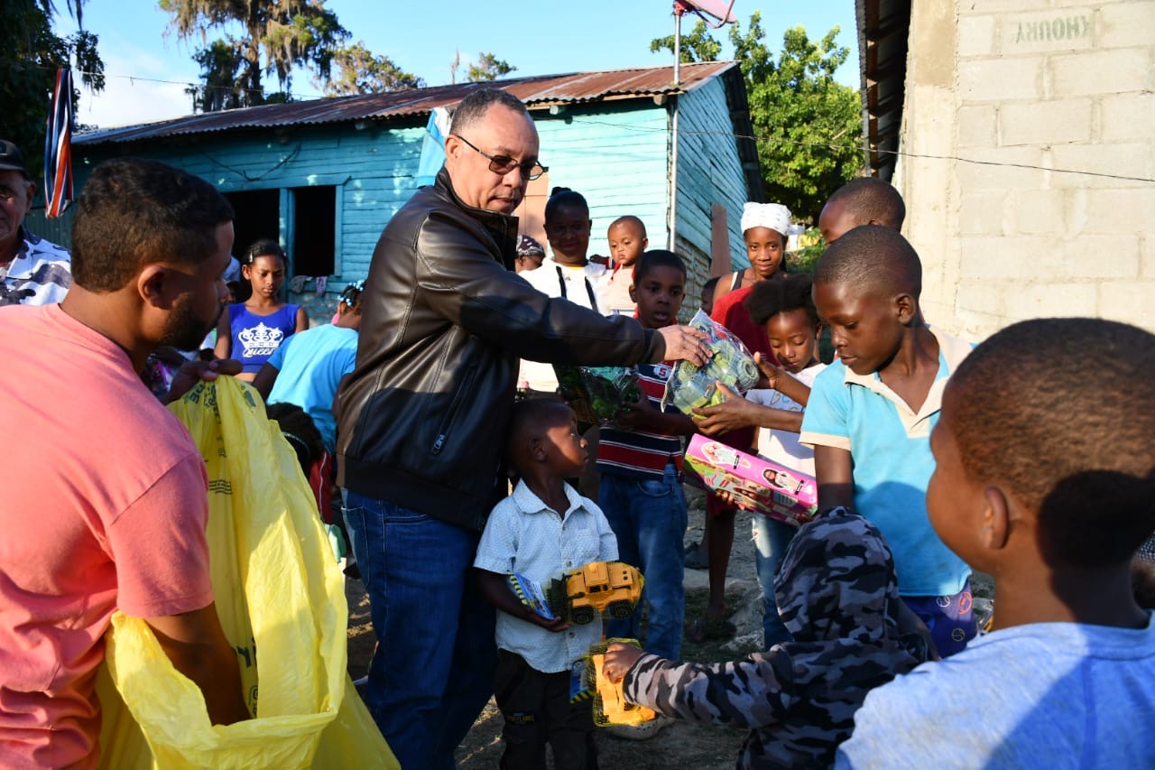 Senador Johnson Encarnación Hace Entrega de Juguetes a Niños y Niñas de Bajos Recursos en la Comunidad El Barrero y El Junquito del Municipio de Hondo Valle