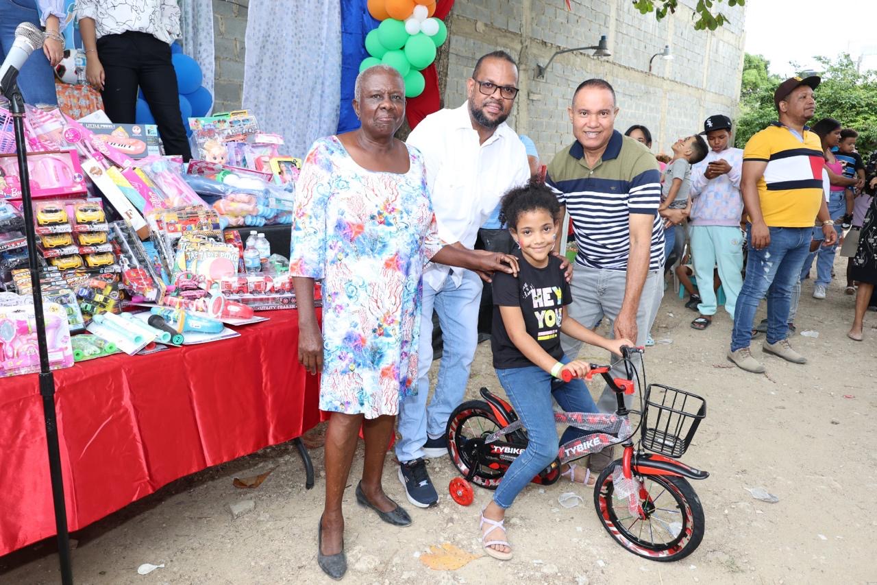 Pedro Gómez y Fundación Cenacom entregan juguetes a niños del Libertador de Herrera, SDO