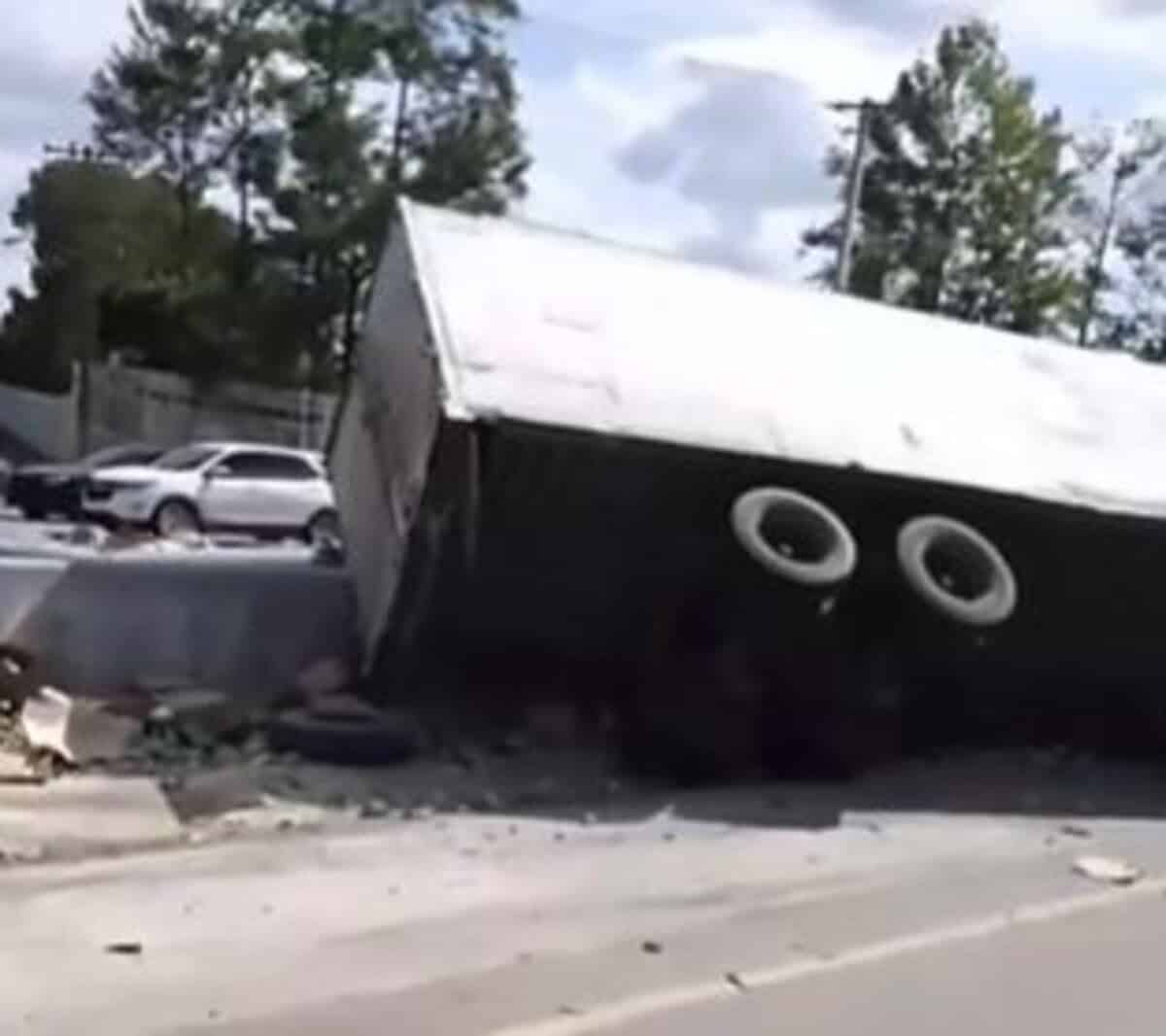 Patana se vuelca en la Autopista Duarte a su paso por Pontón, La Vega