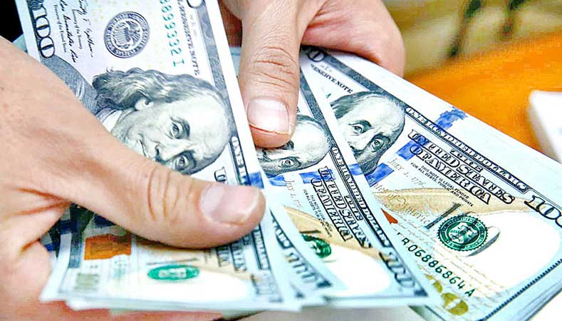 El dólar subió un centavo y este jueves era vendido a RD$61.50