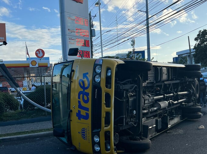 TRAE reporta choque entre guagua y autobús escolar sin heridos