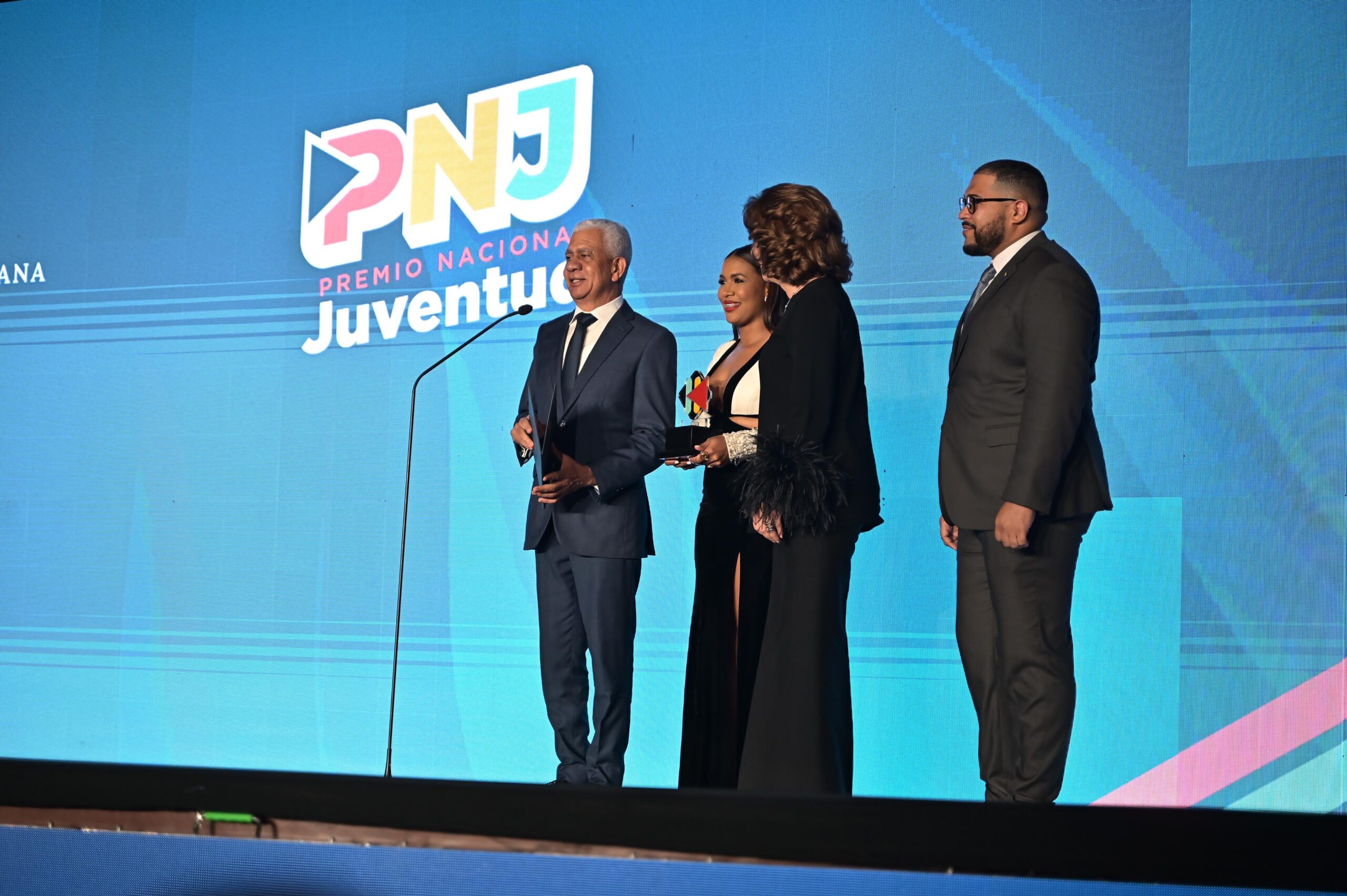 Ricardo de los Santos valora importancia de la juventud para el desarrollo de los pueblos  durante gala de Premios Nacional Juventud 2025 