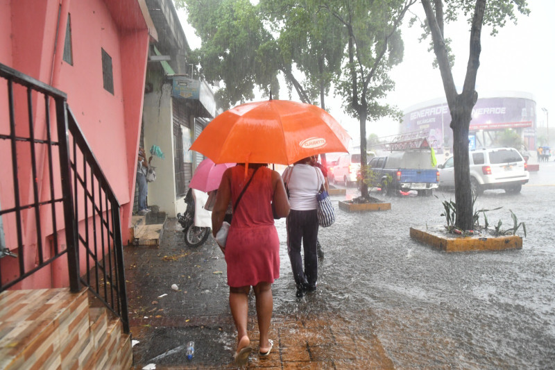 Lluvias pasajeras y oleaje peligroso dominan el clima este miércoles