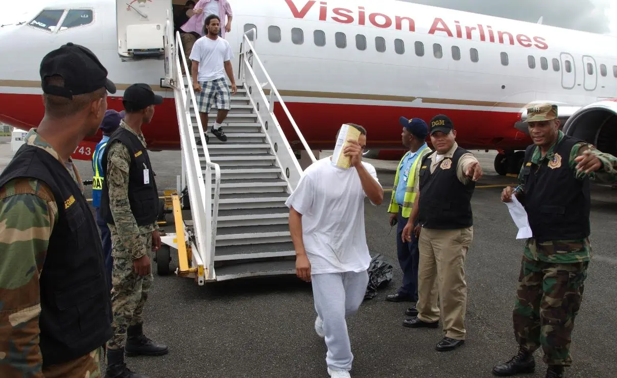 EUA deporta a 109 exconvictos tras cumplir condenas en diversas cárceles