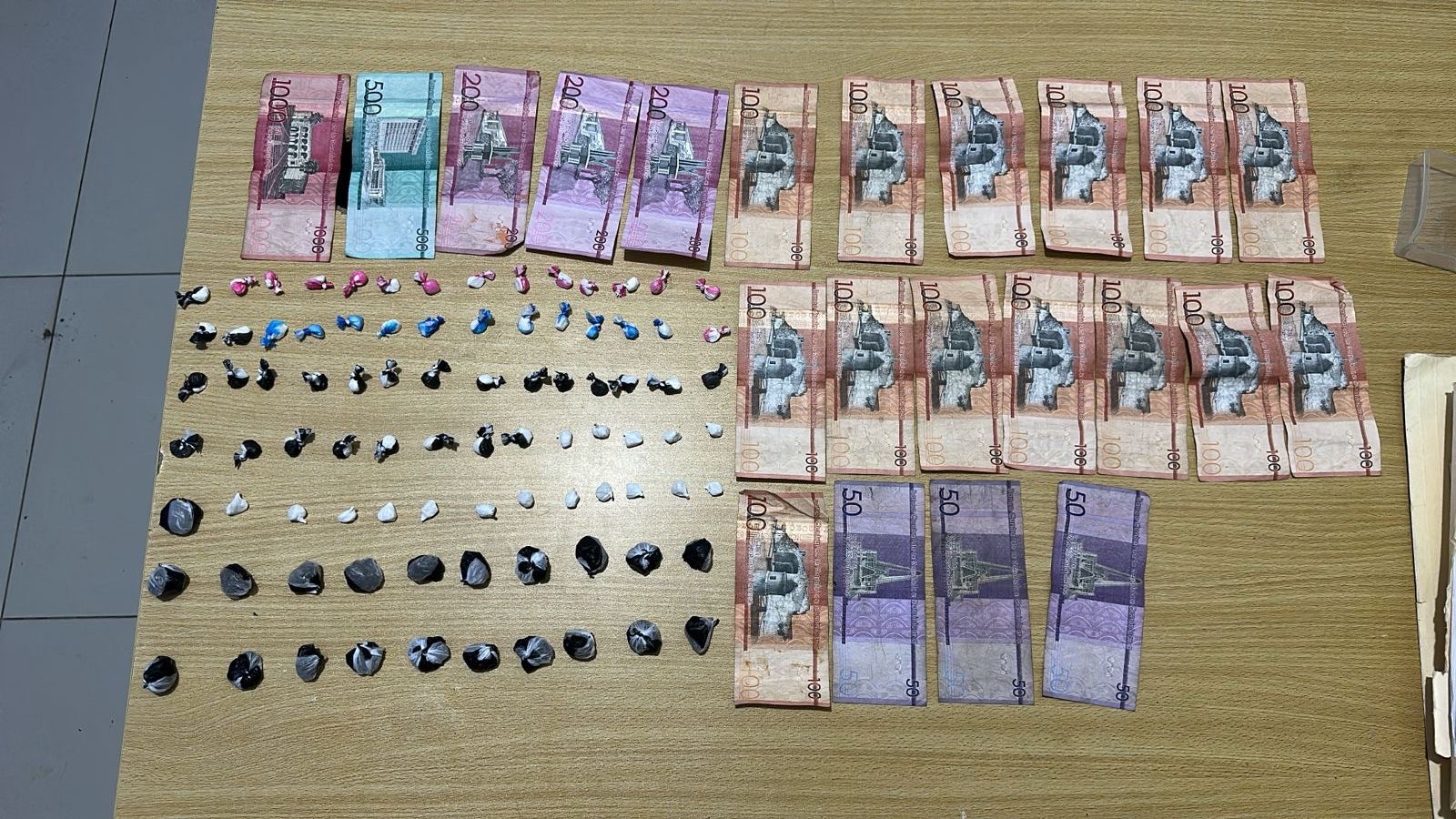 Policía ocupa drogas, armas, chaleco antibalas y detiene a seis personas en operativos en Monte Plata