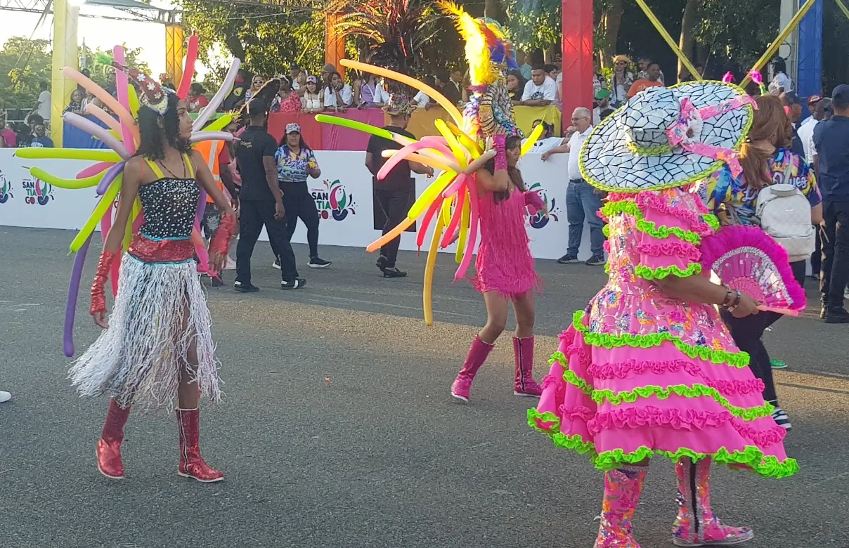 Miles asisten inicio carnaval Santiago