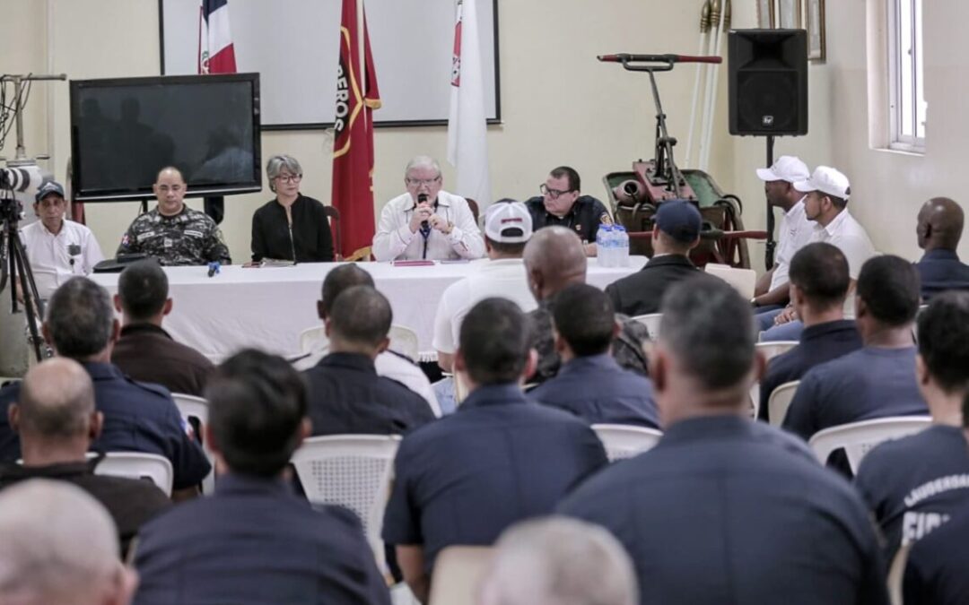 Interior y Policía instruye  bomberos de La Vega  sobre manejo de pirotécnicos y  químicos
