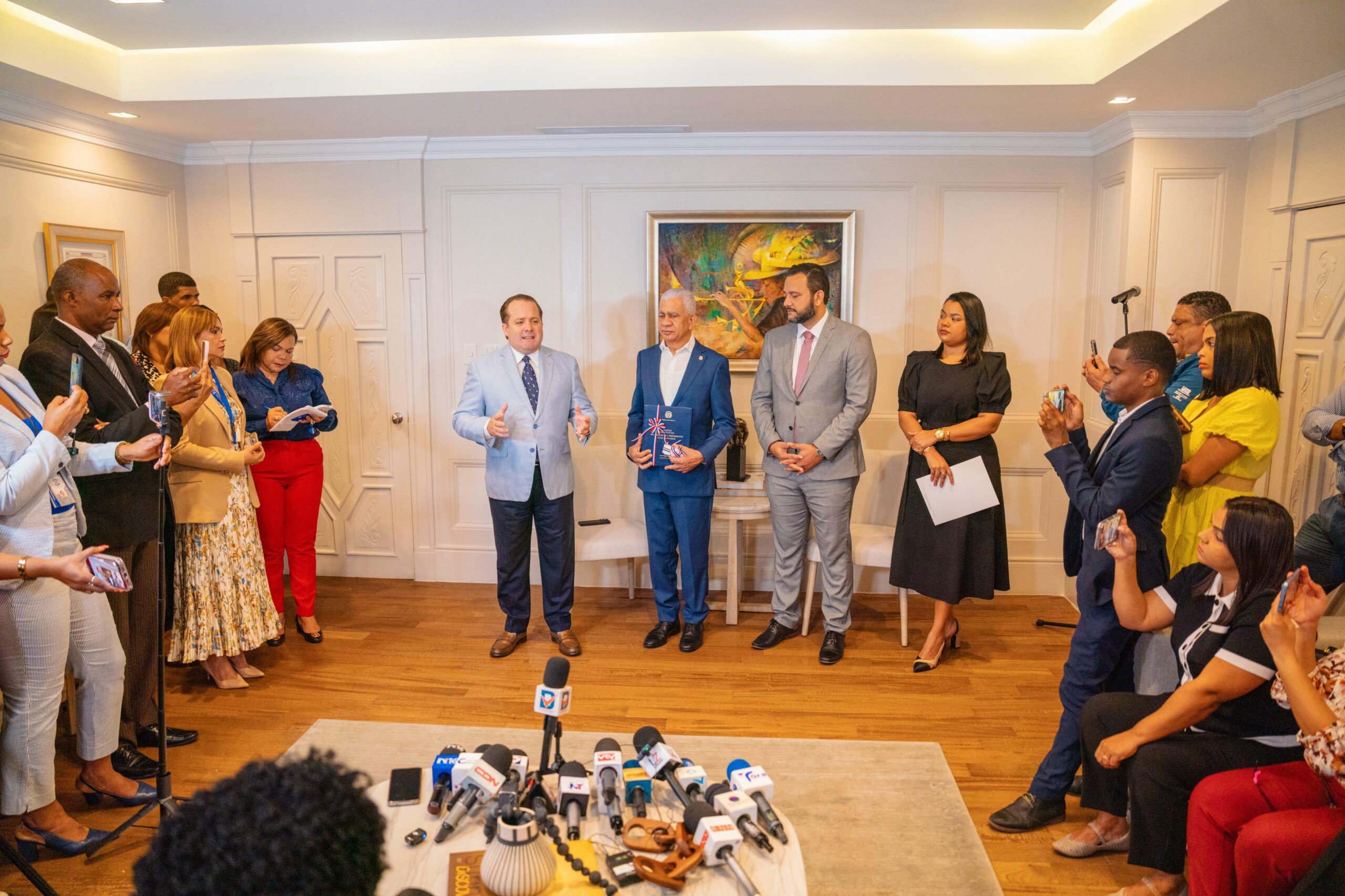 Ministro Paliza entrega memorias de gestión 2024 en el Congreso Nacional