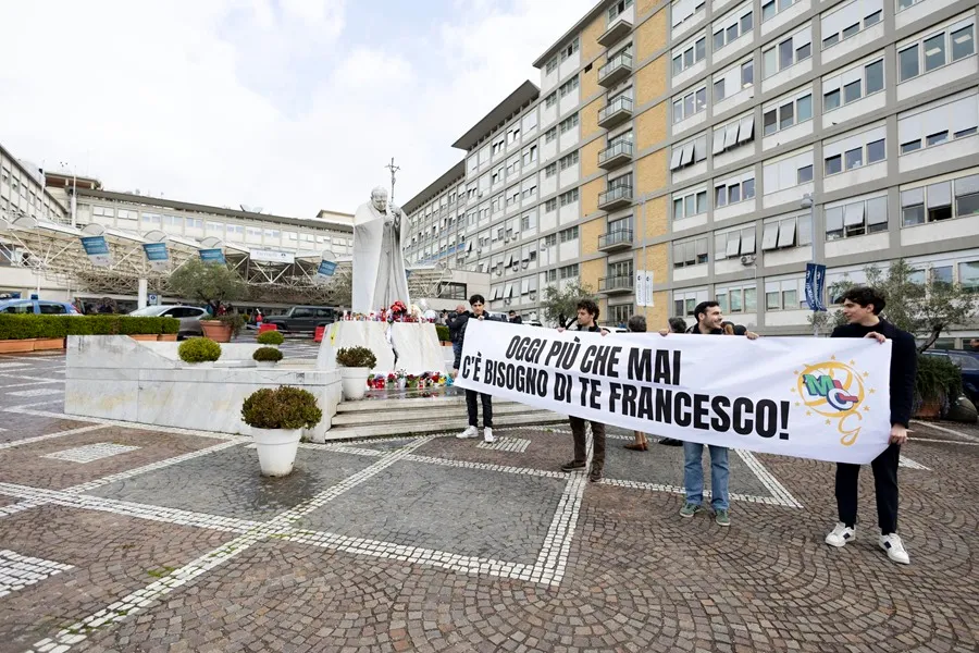 El papa aprueba desde el hospital la canonización de un laico venezolano y recibe al secretario de Estado vaticano