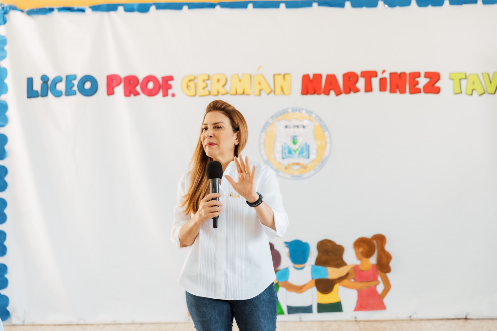 Carolina Mejía habla sobre responsabilidad ciudadana y reciclaje en liceo de Los Ríos