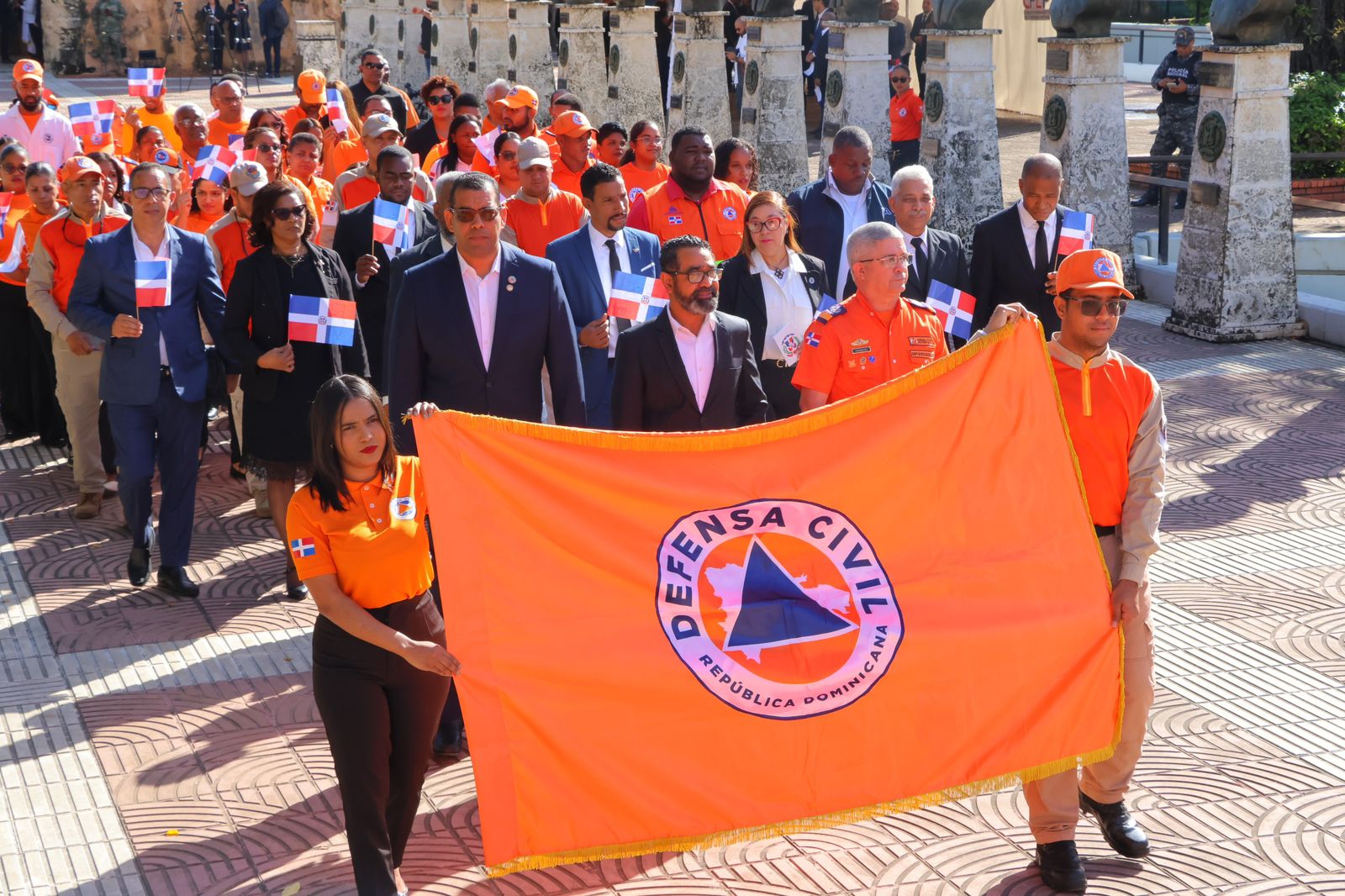 Juan Salas y su equipo Defensa Civil honran a la Patria con ofrenda floral