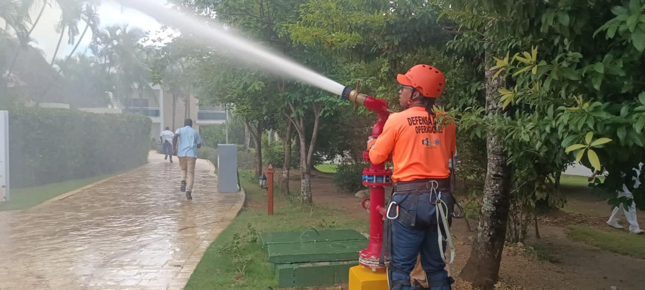 Defensa Civil sofoca incendio repentino en hotel de Bayahibe