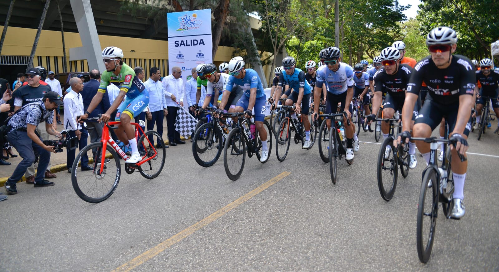 Ministros Kelvin Cruz y Andrés Bautista dan inicio a la vuelta ciclistca independencia