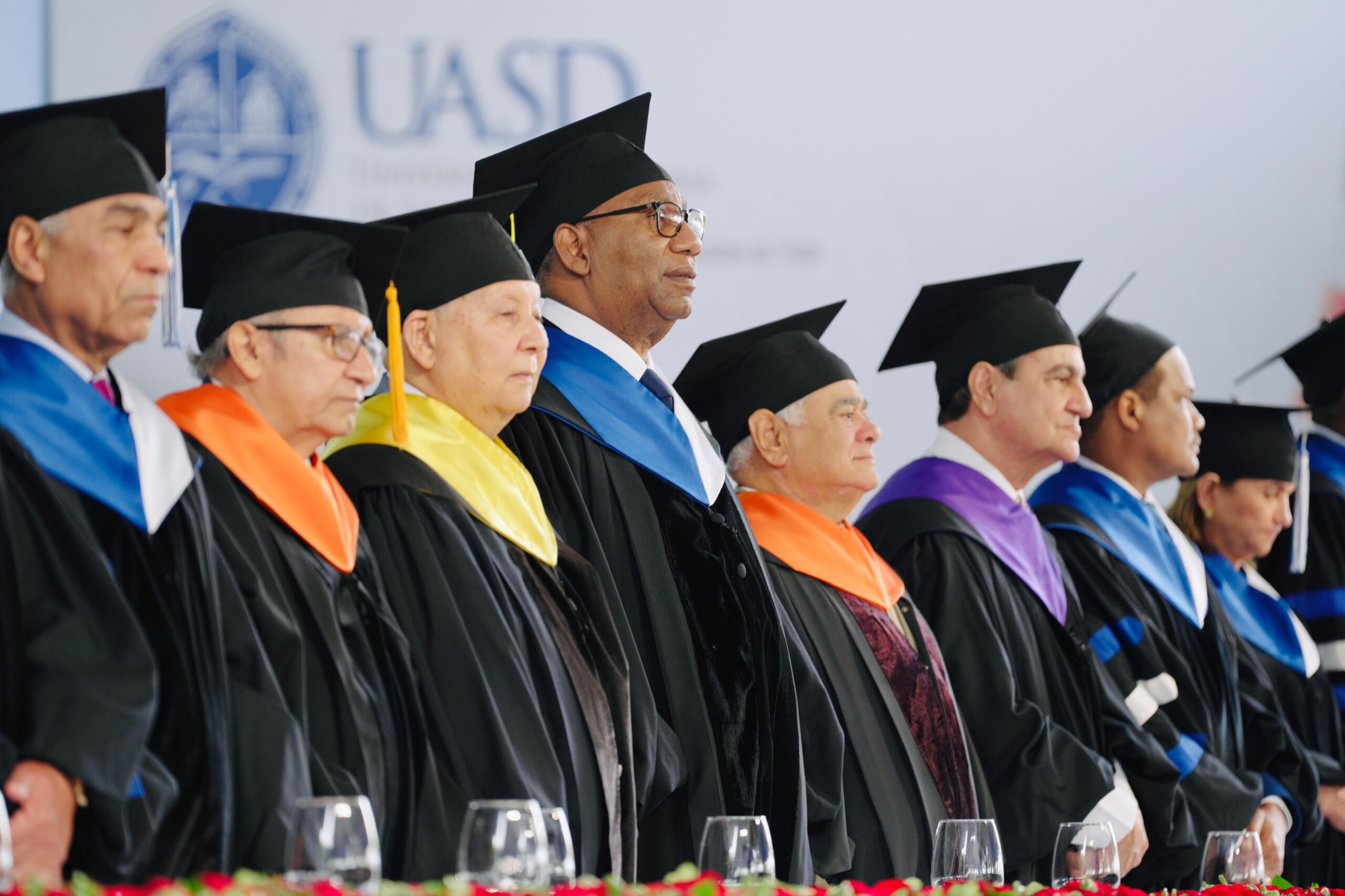 UASD inviste 2,558 nuevos profesionales en conmemoración aniversario de Mella y de la Independencia Nacional
