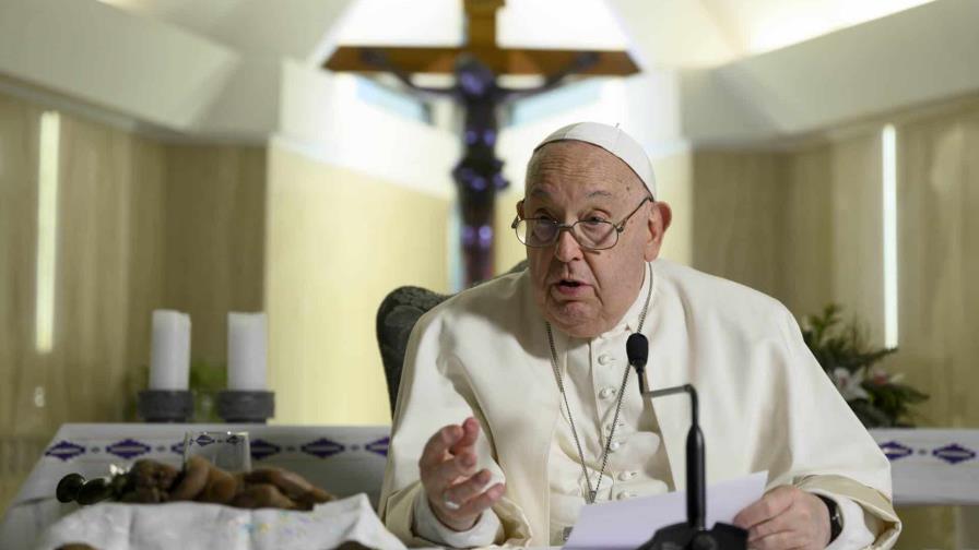 Dice el Vaticano que el papa Francisco pasó una "buena noche"; pero sigue en "estado crítico"