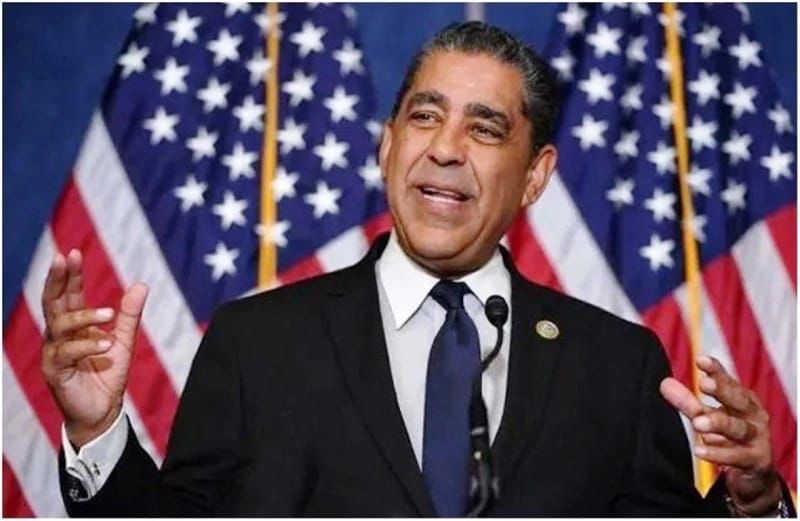 Adriano Espaillat felicita a Alfredo Pacheco por presentar la nueva Constitución dominicana en Dominicanos en el Capitolio