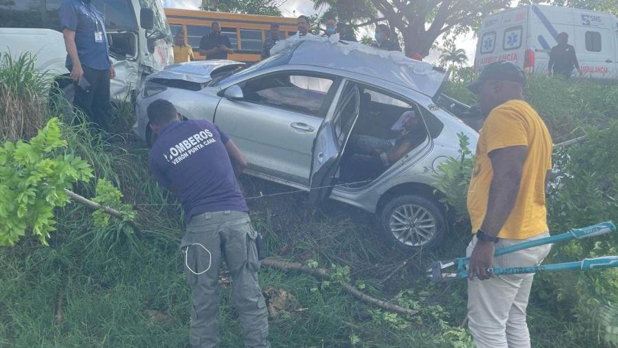 LA ALTAGRACIA: Mueren cuatro en choque autobús y automóvil