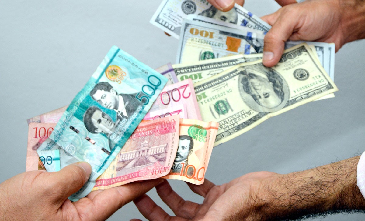Dólar sigue escala alcista en RD; este lunes era vendido a $62.19