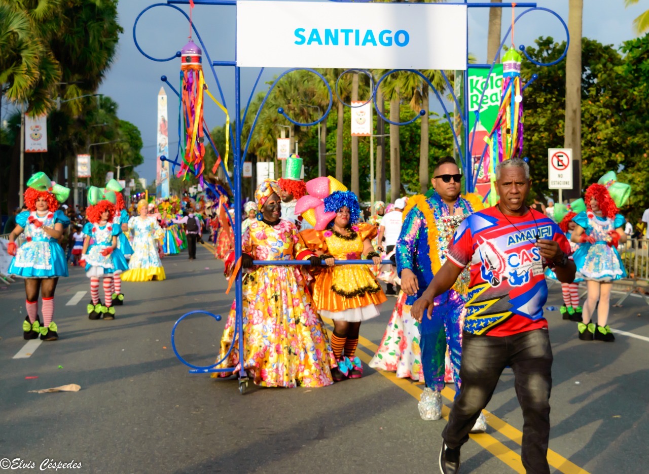 Ulises Rodríguez felicita comparsa de Santiago ganadora del Desfile Nacional de Carnaval 2025