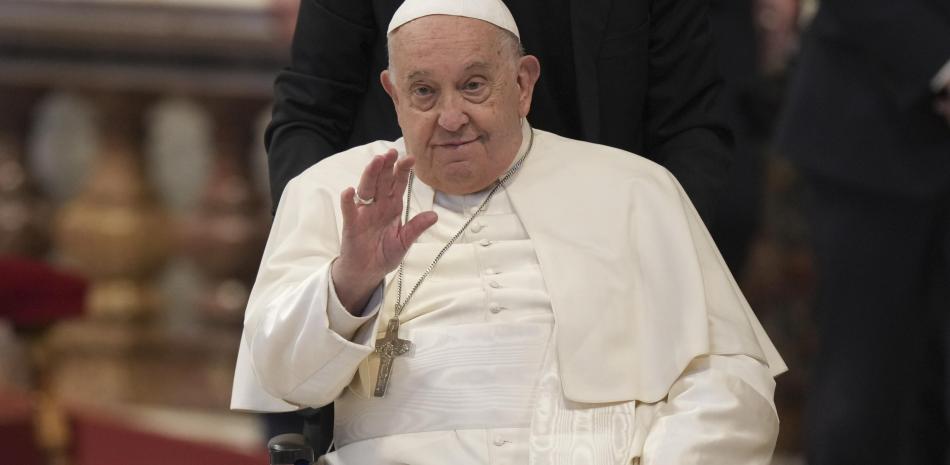 El papa se mueve como antes y puede ir de la cama al sillón