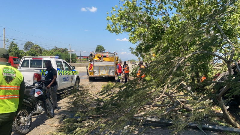 Dos heridos por deslizamiento e incendio de camión en La Vega