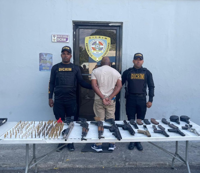Policía Nacional incauta "arsenal" de armas y motocicletas en Baní