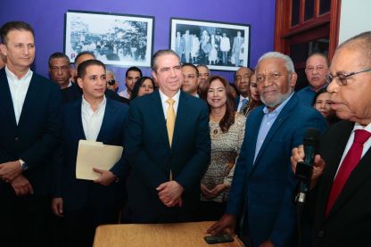 Francisco Javier García inscribe su precandidatura presidencial