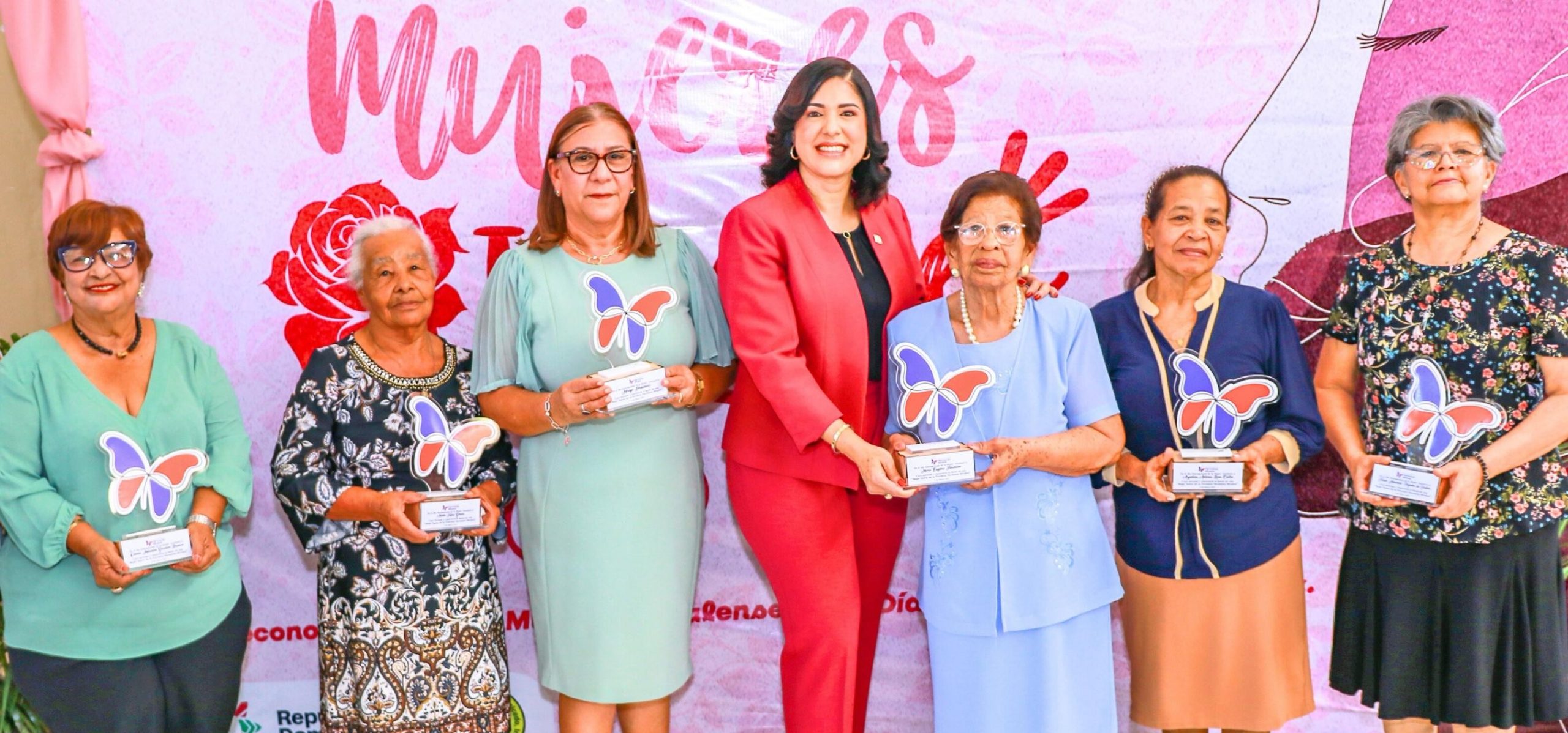 Senadora María M. Ortiz realiza entrega de “Mujeres Ilustres” en Hermanas Mirabal