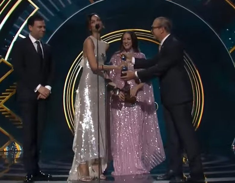 Zoe Saldaña recibe el Gran Soberano en los Premios Soberano 2025