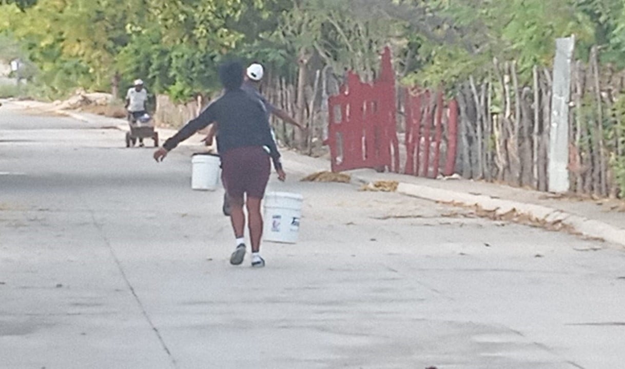 Protesta en Pedernales: Más de 90 familias denuncian meses sin agua potable