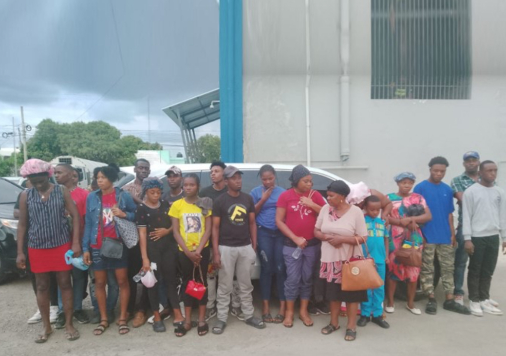 Migración apresa a 36 nacionales haitianos escondidos en dos jeeps cuyos choferes huyeron