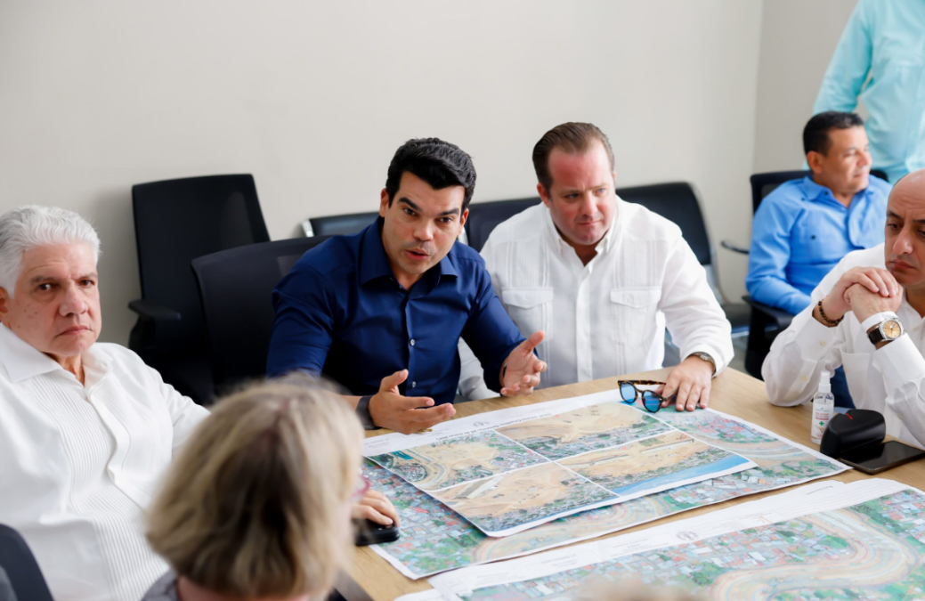 Wellington Arnaud muestra a embajadores y ministros proyecto de saneamiento del arroyo Gurabo en Santiago