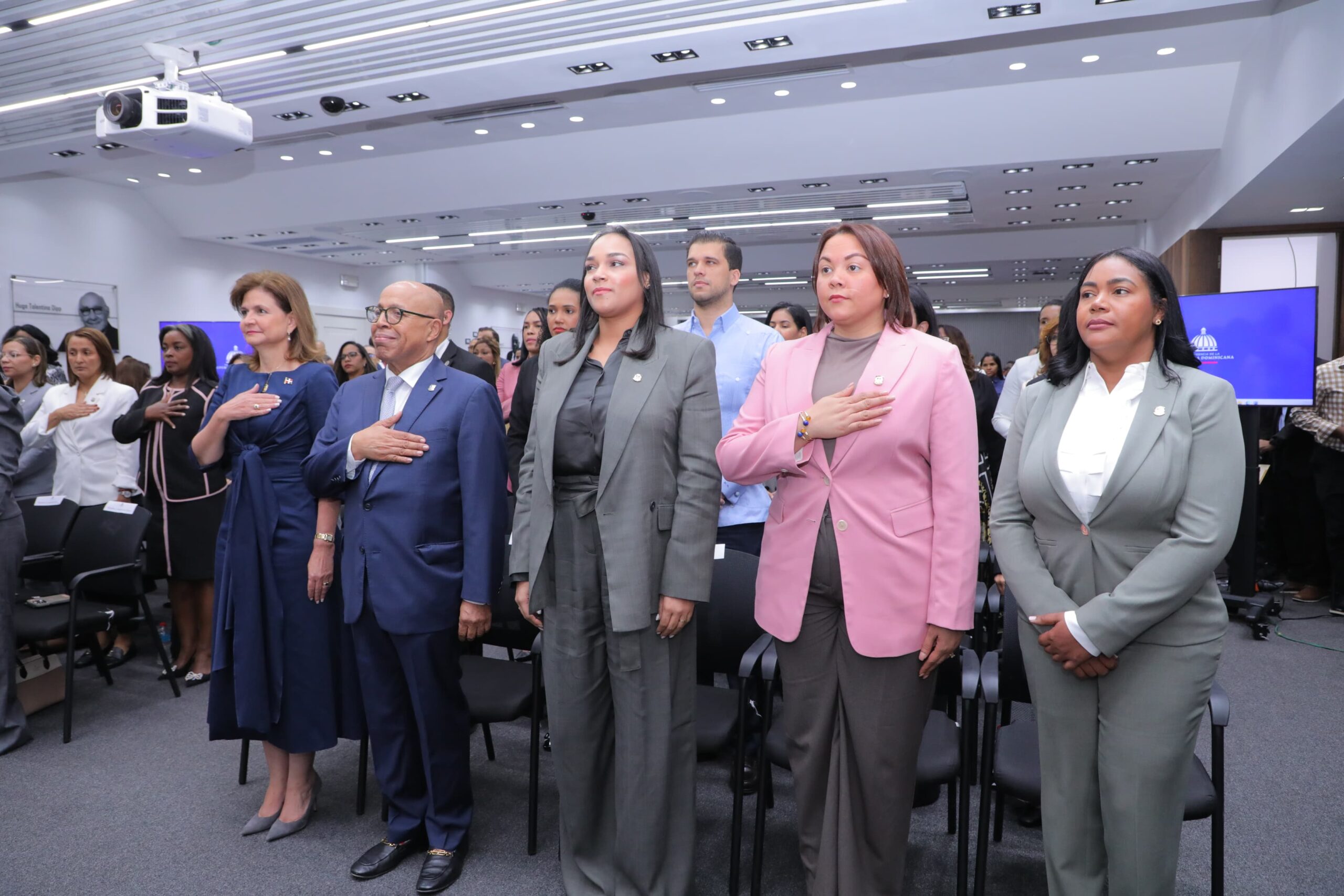Vicepresidenta de la República dicta conferencia sobre los avances de las mujeres dominicanas, en la Cámara de Diputados