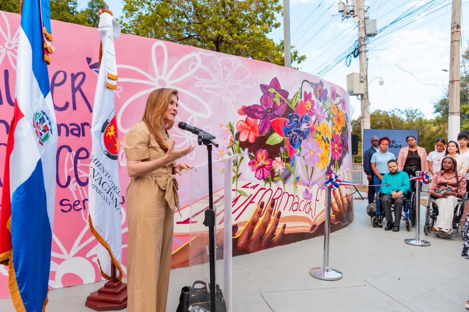 Alcaldía del Distrito Nacional y Centro Carter develan mural sobre el derecho a la información de las mujeres
