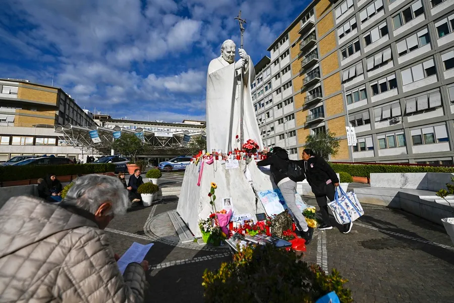 El papa permanece estable tras el episodio de broncoespasmo y sigue con el tratamiento para la neumonía
