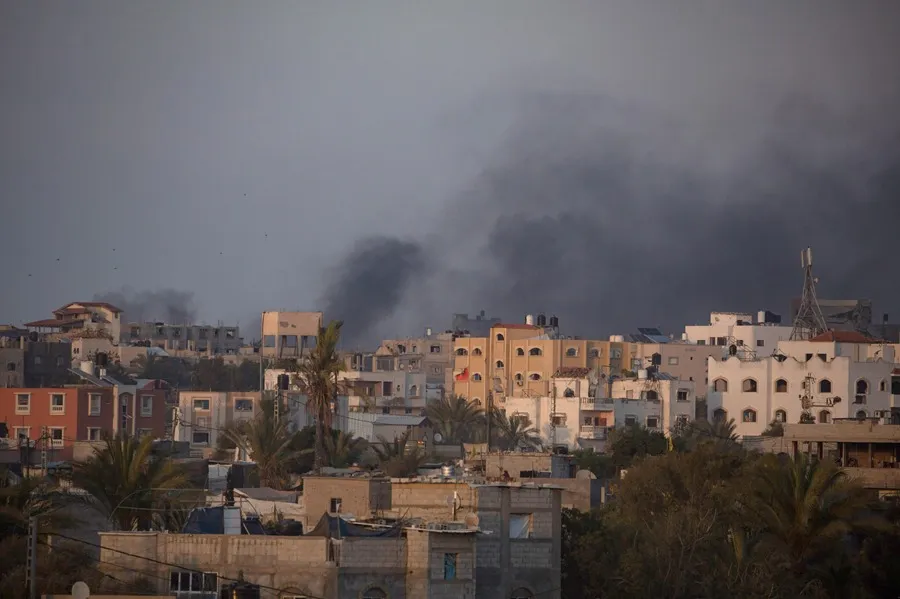 Un ataque aéreo israelí mata a dos personas y hiere a tres en la Franja de Gaza