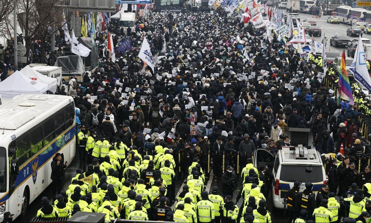 Seúl: Más de 100.000 en las calles a favor y en contra de Yoon