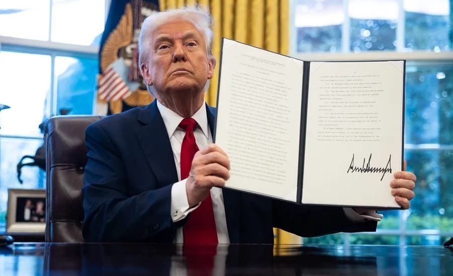 Trump impone aranceles del 25 % a automóviles importados a EE.UU.