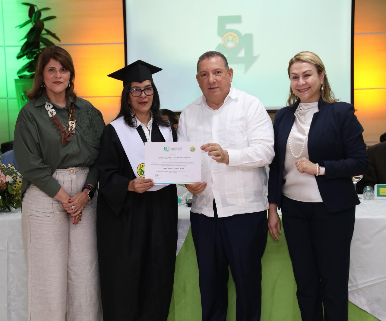 COOPNAMA y la Universidad Cooperativa de Colombia graduan colaboradores