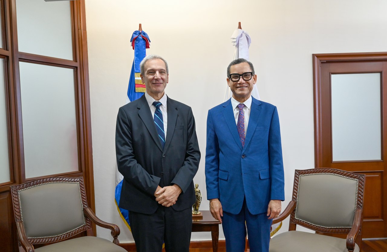 Eddy Olivares recibe visita del director subregional de OIT