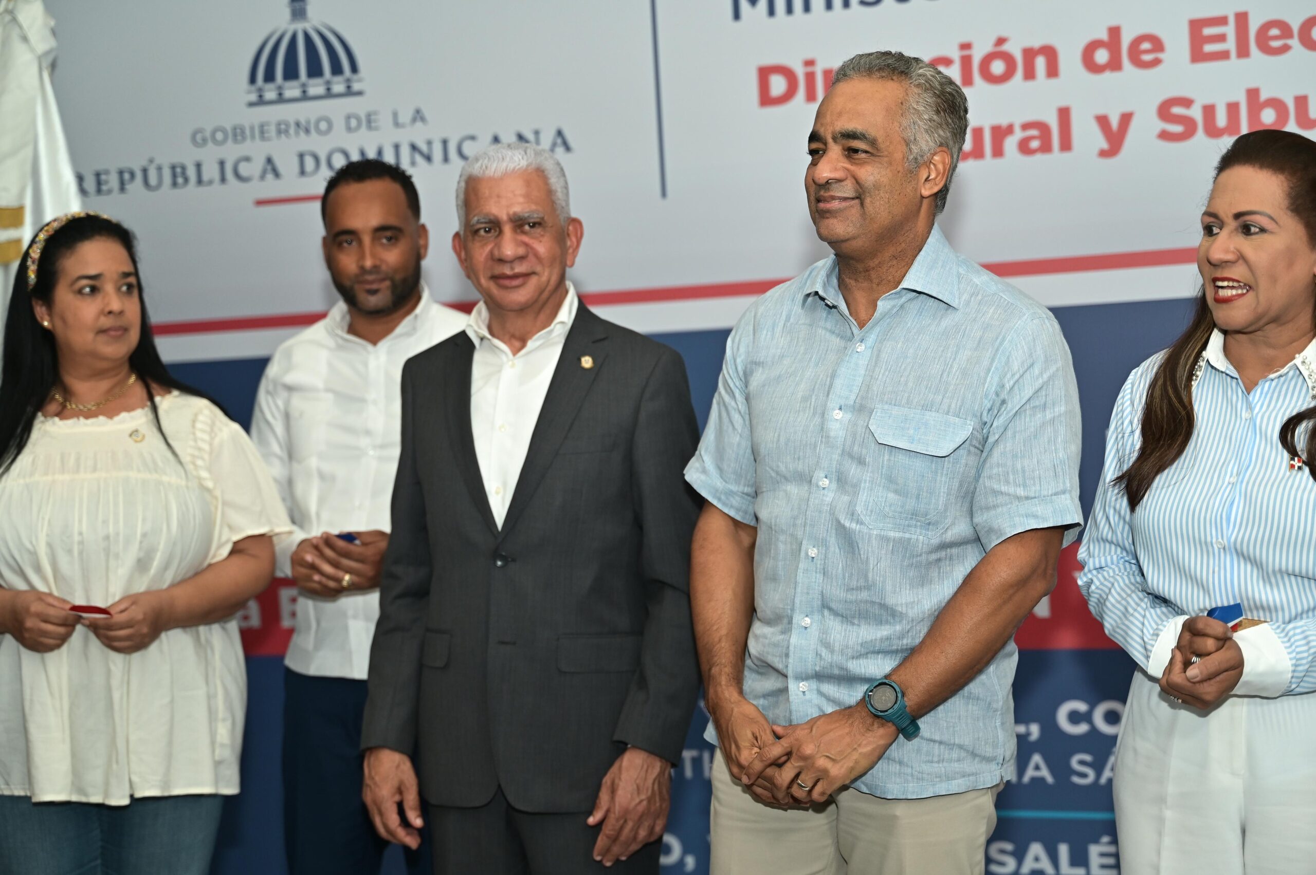 Senador de la provincia Sanchez Ramirez, Ricardo de los Santos saluda entrega de electrificación en Fantino, Cotuí