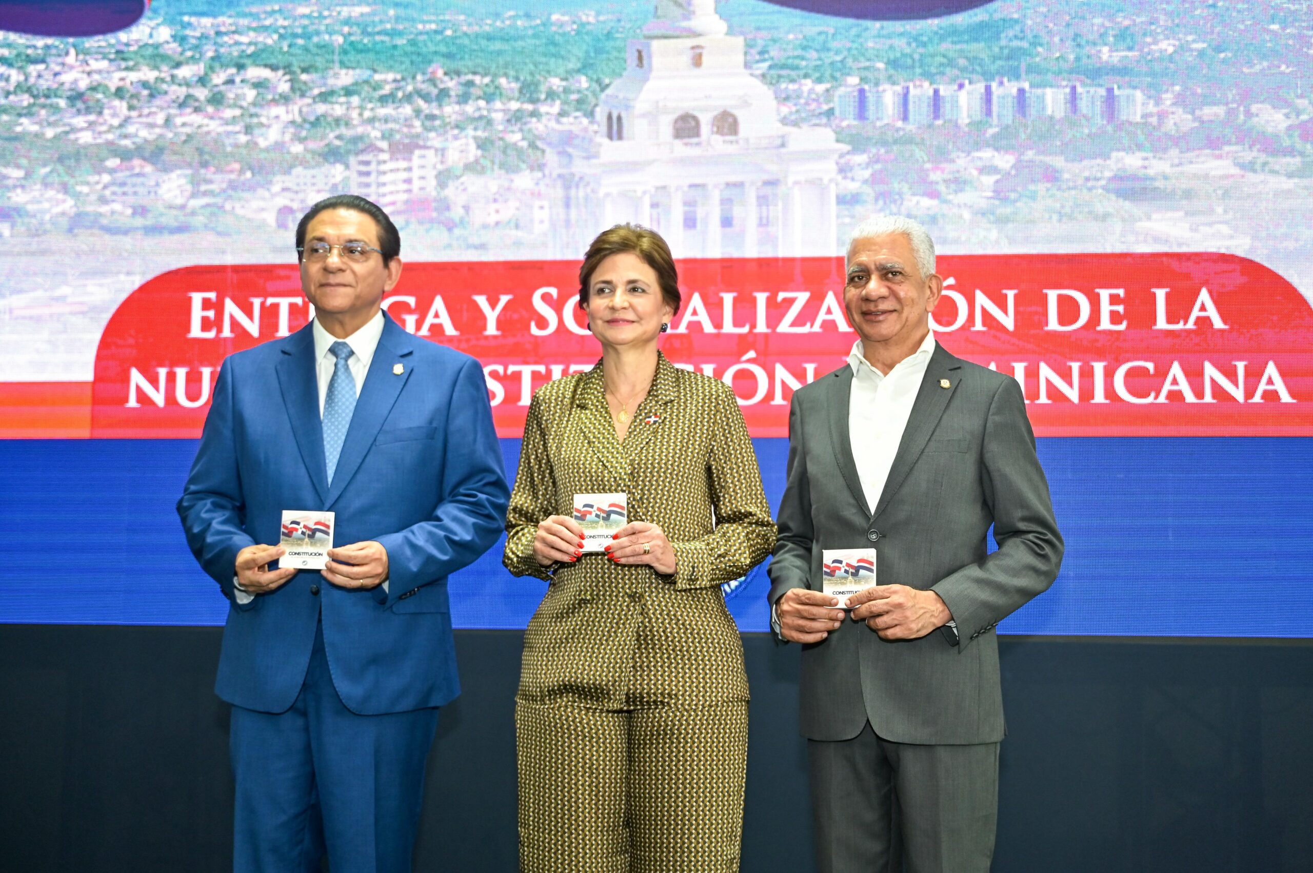 Presidente del Senado Ricardo de los Santos, participó en acto de socialización y entrega de nueva Constitución de bolsillo y resaltó la separación de poderes y fortalecimiento de la democracia