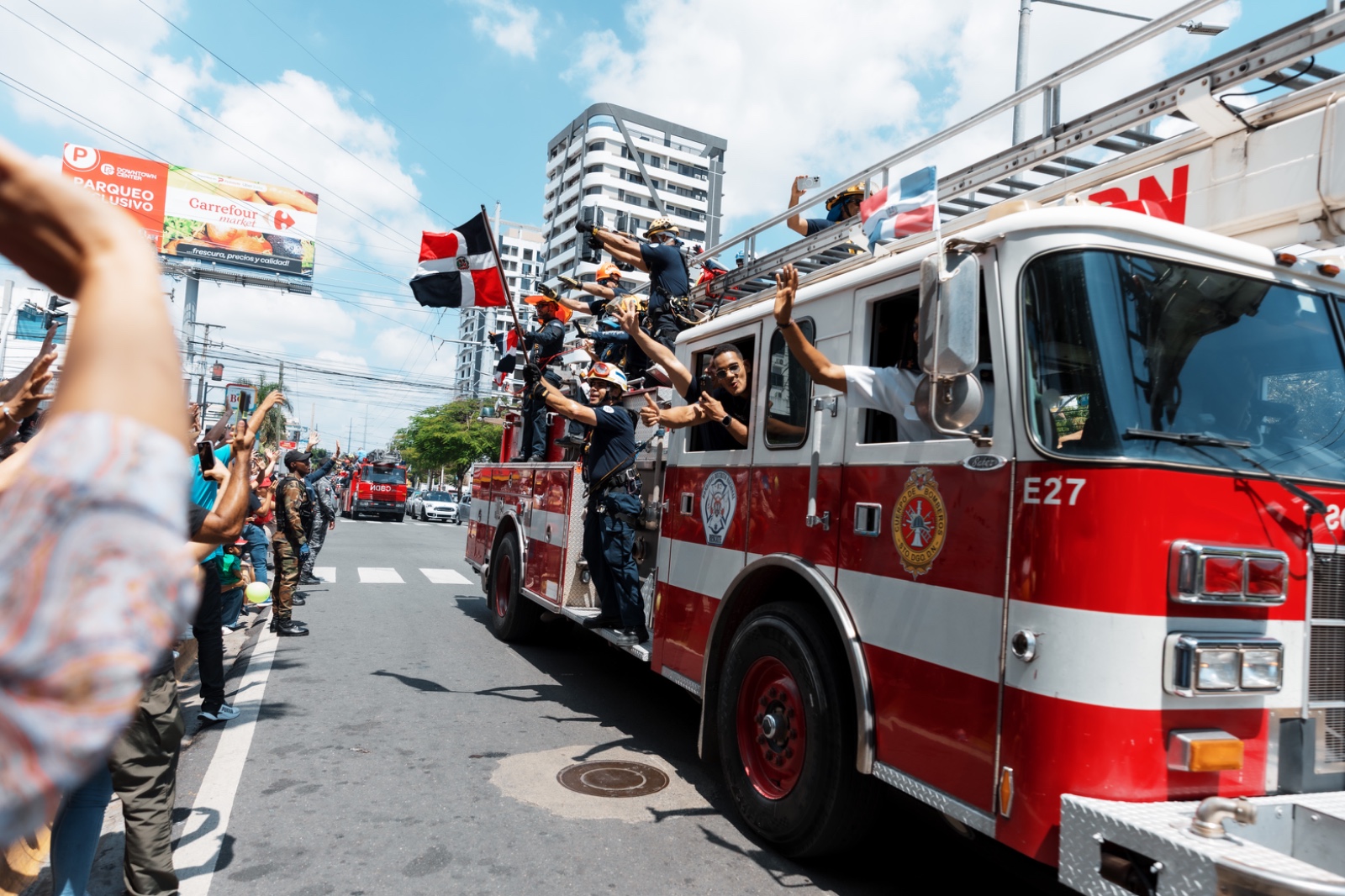 Cuerpo de Bomberos del DN celebra su 97 aniversario con graduación, misa y desfile de camiones