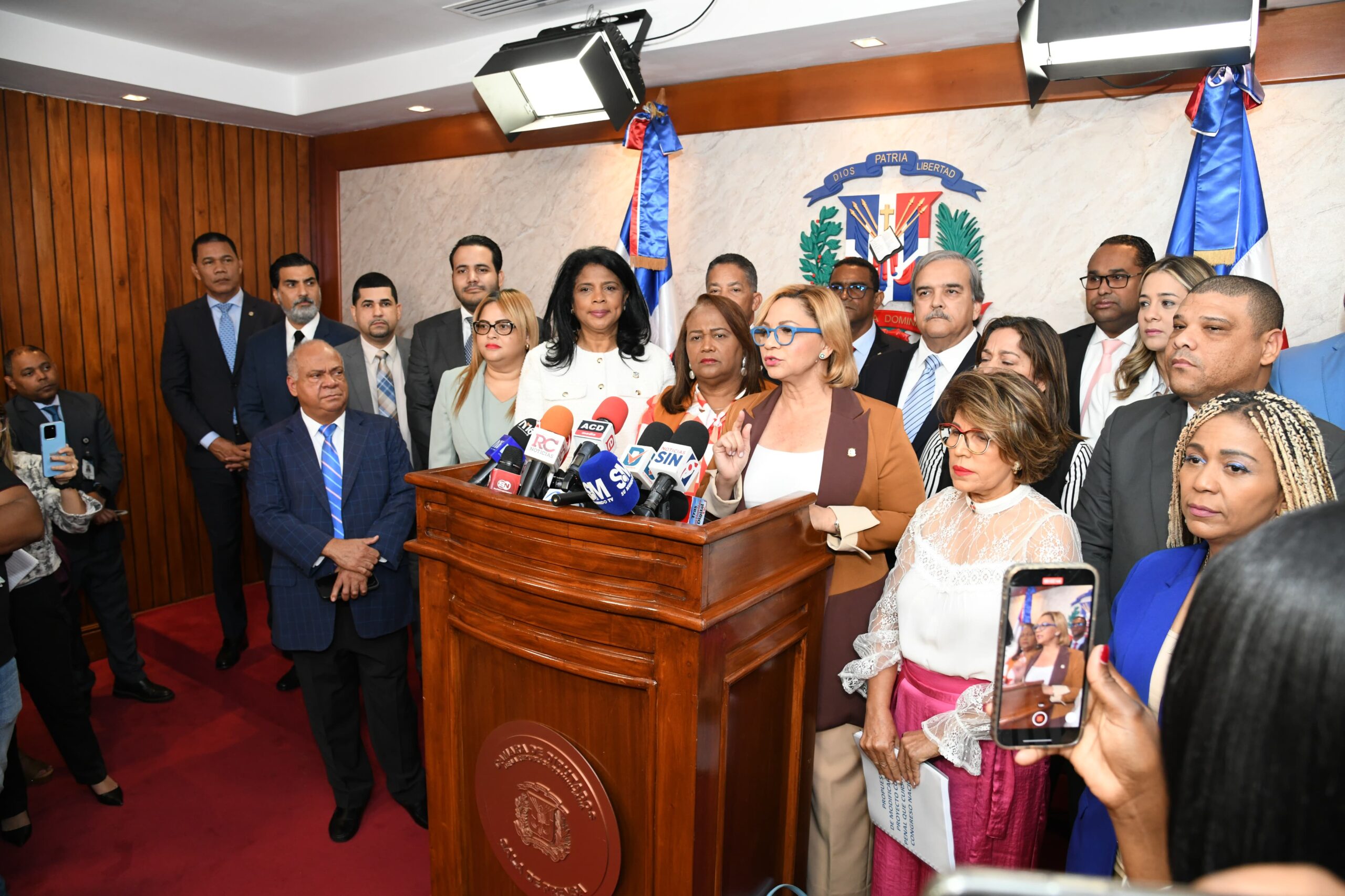 Diputada Soraya Suárez recibe proyecto de Código Penal respaldado por sociedad civil y un grupo de legisladores de diferentes partidos políticos