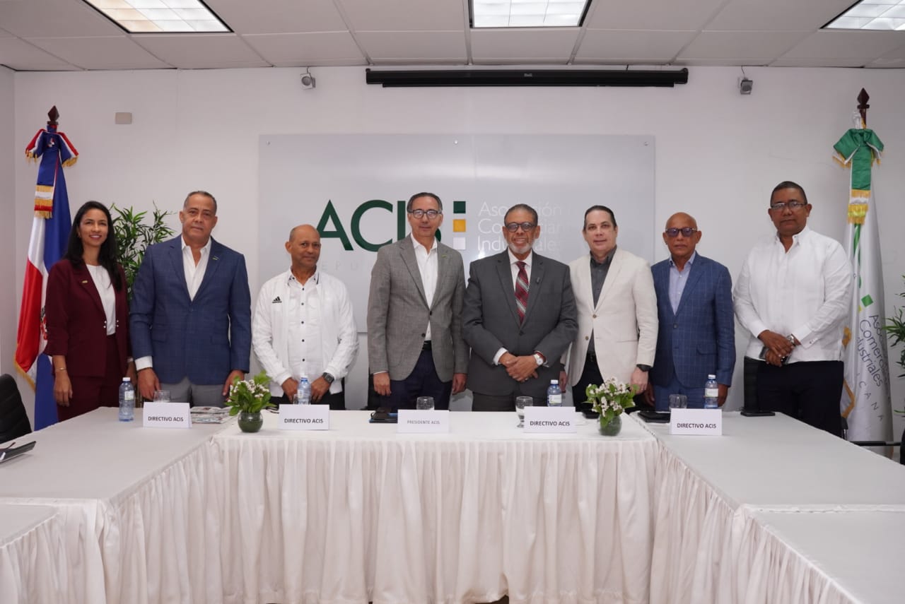 Modesto Guzmán se reúne con comerciantes e industriales de Santiago