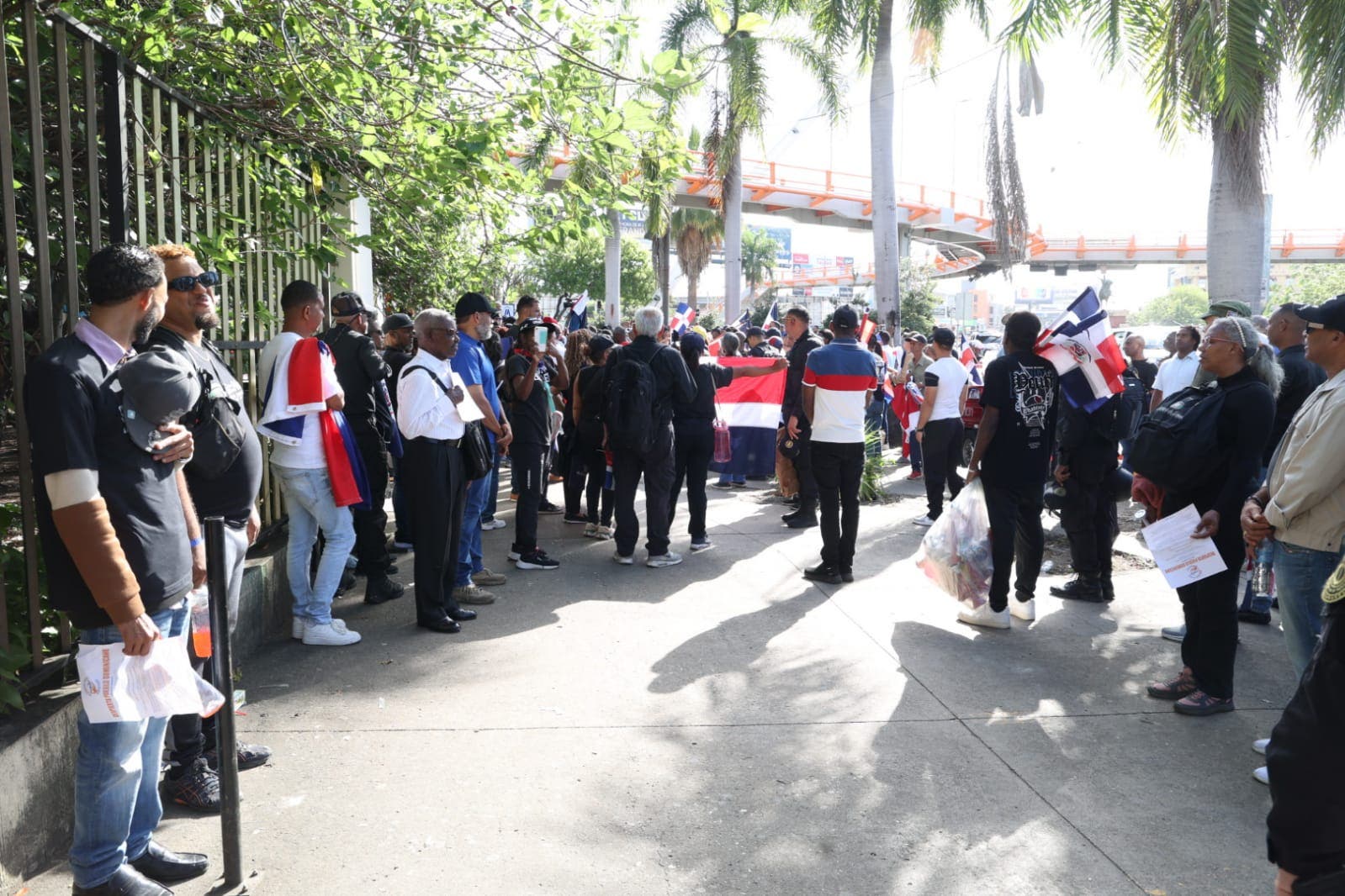 Decenas se reúnen en Santo Domingo para participar en marcha hacia el Hoyo de Friusa