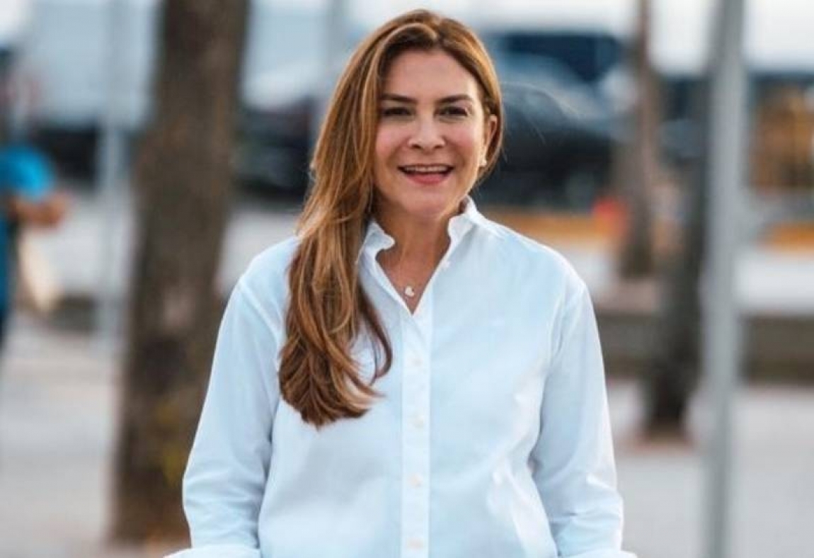 Carolina Mejía escucha y lleva soluciones a los comunitarios de Los Peralejos