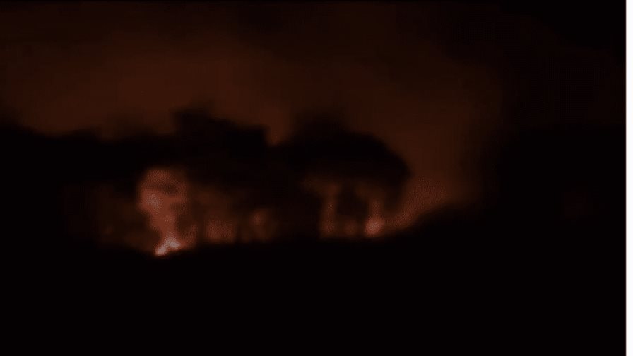 Incendio forestal en la Autovía del Este afecta desde anoche la entrada a San Pedro de Macorís